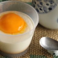 【実食】ファミマ「キミとみるくプリン」黄身そっくり卵黄ソースの濃厚玉子感に満足！