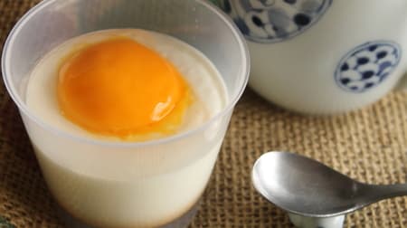【実食】ファミマ「キミとみるくプリン」黄身そっくり卵黄ソースの濃厚玉子感に満足！