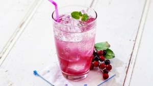 A cassis flavor appears in the "Jelly" liquor "Carina-" that you shake and drink.
