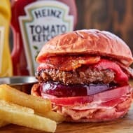 真っ赤なハンバーガー「ハインツ トマトケチャップバーガー」爆誕！パティやチーズもケチャップ味
