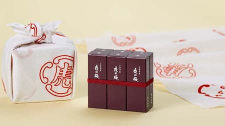 For a limited time from Toraya, "Small Yokan Tenugui Wrap"! "Night plum" 6 bottles + towel set
