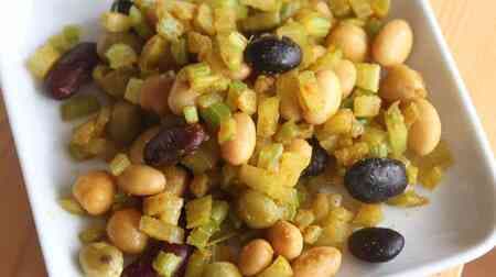 A spicy summer taste "stir-fried celery and beans with curry" recipe! It has a crispy texture and is full of volume.