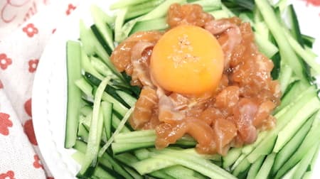 【レシピ】お手軽「サーモンユッケ」卵黄がとろっと絡んだコクうまな一皿
