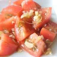 「トマトみょうがオリーブオイル醤油和え」簡単レシピ！切って和えるだけ トマトの甘酸っぱさ、みょうがの鮮烈な風味の夏の味