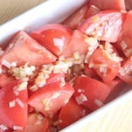 【レシピ】食卓華やぐ「トマトレシピ」3選！「トマト長ねぎナムル」や「なすとトマトのガーリックマリネ」など