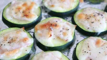 Just put and bake "Zucchini bacon cheese grilled" recipe! Easy snacks that melt cheese