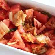 「トマトキムチ和え」簡単レシピ！トマトの甘酸っぱさ×キムチの甘辛さがマッチ！キムチ消費にも