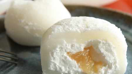 【実食】ファミマ「フルーツ大福（白桃）」冷凍庫でひんやりさせると白桃＆ホイップが絶妙！