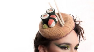 本物そっくりの「寿司ハット」が発売された！--のり巻きとサーモン寿司に、ワサビを添えて