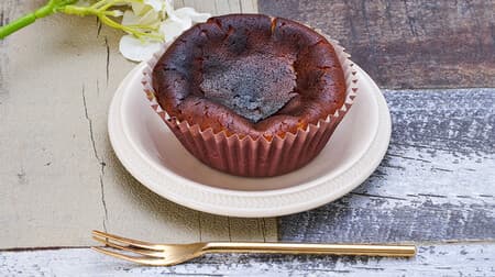 Lawson Store 100 "BASCHEESE KURO" Basque-style cheese cake with a savory browning! Sweets perfect for autumn