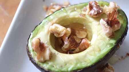 "Grilled avocado honey" recipe! Sweet with honey and walnuts on a toaster