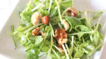 Recipe for "Bean Sprouts and Nut Salad"! Refreshing bean sprouts and savory nuts with a pinch of ginger