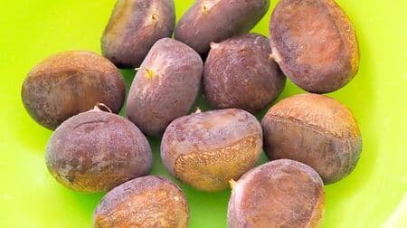 Chestnut peeling] Chestnuts can be easily peeled by freezing them! Boiling water softens the devil's skin.