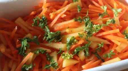 「柿とにんじんのマリネサラダ」レシピ！とろり柿とシャキシャキにんじん！鮮やかオレンジ色がきれい