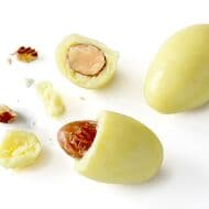 「甘熟王バナナアーモンドチョコ」濃密 “甘熟王” パウダー使用ホワイトチョコにカリッと香ばしいアーモンド入り！