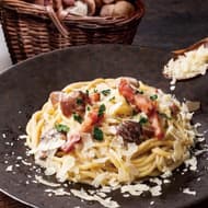イタリアン・トマト「ベーコンとポルチーニクリームの生パスタ」北海道十勝産パルメザンチーズと楽しむ一皿