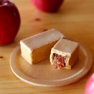 サニーヒルズ「初物りんごケーキ」収穫されたばかりの青森産紅玉りんごフィリングにクッキー生地！
