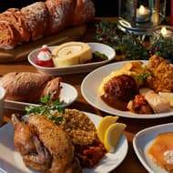 イケア “クリスマス ディナー”「サーモンマリネの前菜プレート」「クリスマスハムとロティサリーチキンのメインプレート」「えびのビスク」など