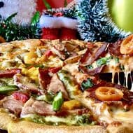 ドミノ・ピザ「クリスマス贅沢クワトロ」「プレミアムローストチキン」「クリスマスプレミアムセット」「ひんやりミルクレープ」