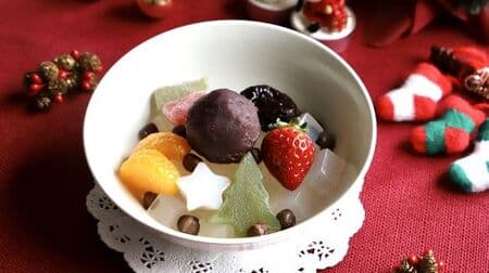 Funabashiya "Christmas Fruit Anmitsu" Tree-shaped matcha yokan and star-shaped kuzumochi toppings! With agar, red bean paste, red peas, and fertilizer