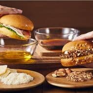フレッシュネスバーガー「ダンクバーガー イタリアン生ハム」「ダンクバーガー アメリカンクリームチーズ」2種のソースにダンクして食べるハンバーガー！