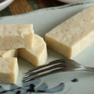 【実食】ファミマ「サラダチキンバー 3種のチーズ」91kcal たんぱく質10.8g 糖質1.1g オニオンの風味とチーズのコク