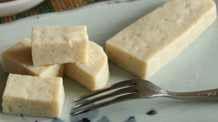 【実食】ファミマ「サラダチキンバー 3種のチーズ」91kcal たんぱく質10.8g 糖質1.1g オニオンの風味とチーズのコク