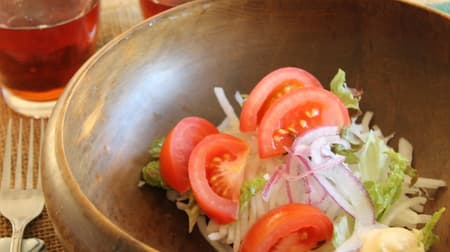 【実食】ファミマ「トマトのサラダ」121kcal 冷やしトマトがイメージされたマヨ付き野菜！