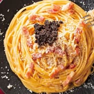 イタリアン・トマト「黒トリュフと熟成パンチェッタのカルボナーラ」パンチェッタの旨味と卵黄ソース