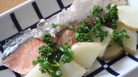 「鮭とじゃがいもの塩バター煮」レシピ！しっとり鮭とホクホクじゃがいもをバター風味で