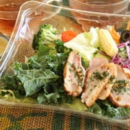 【実食】ファミマ「国産ケールとあい鴨のグリーンサラダ」160kcal 糖質7.2g パリパリのケールとしっとりあい鴨！