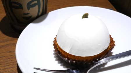 Starbucks "Soymilk Pumpkin Cake" - Plump soymilk mousse and rich pumpkin! It's a gentle sweet that is mildly sweet and soothing.