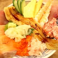 【実食】磯丸水産「海鮮こぼれ丼」9種の海鮮を豪快に！ちょっと贅沢したい日のランチ -- サーモン尽くし「サーモン3色丼」も