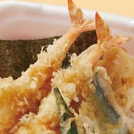 和食さと「天丼」テイクアウト限定半額に！海老天尾と季節の魚など米粉入りの衣で天ぷらに