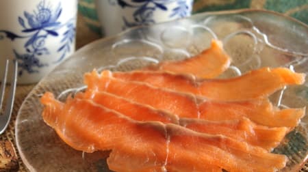 【実食】ファミマ「山桜チップで燻したスモークサーモン」84kcal 糖質0.4g 口の中でとろける鮭の旨味！