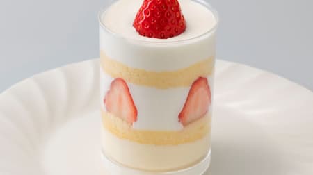 Fujiya's "12 Stories of Shortcake "Strawberry Candle Short"" is a candle-shaped cake with three kinds of cream!