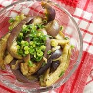 A simple microwave recipe for uncooked eggplant with soy sauce! Moist and soft in the mouth with a hint of sesame oil