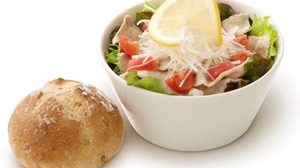 New proposal for healthy menu from Moss! Meal salad with bread, iced tea with flesh