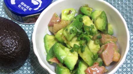 A simple recipe for stir-frying canned yakitori and avocado. The flavor of the yakitori and the mild avocado! It's also a quick snack!