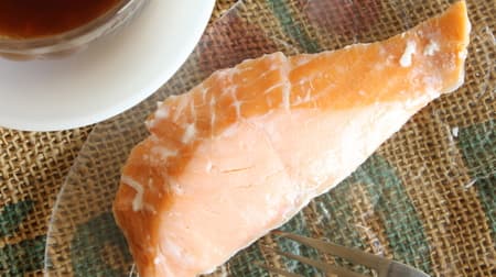 【実食】セブン「7プレミアム サラダサーモン」112kccal 糖質0g しっとりやわらかスモーキーな香りと鮭の旨味！