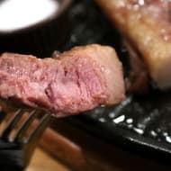 【実食】サイゼリヤ「ラムのランプステーキ」肉厚で食べ応え抜群！海塩とやみつきスパイスの味変も