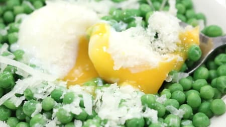 Saizeriya "Warm Salad with Tender Green Beans and Pecorino Cheese" is a new spring menu item! Green soybeans with a thick, half-boiled egg