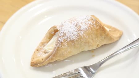 Popolamama's "Cannolo" - crunchy pie with cool cream! Accompanied by a cup of tea or coffee