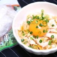 【レシピ】「サラダチキンユッケ風」コンビニのサラダチキンで簡単一品！ピリ辛でおつまみにも