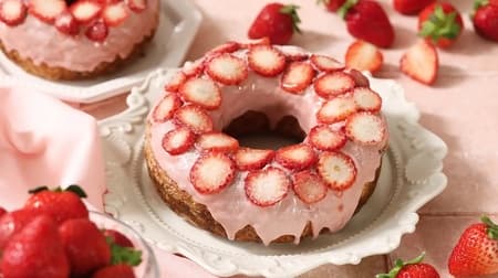 The "Tobikkyo! Strawberry MORI Chocolate Ring (Heart)" from Heart Bread Antique The largest amount of strawberries in Antique's history!