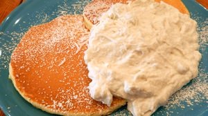 It looks like a fluffy cloud! Melting pancakes from the coconut specialty store "Coco Brown"