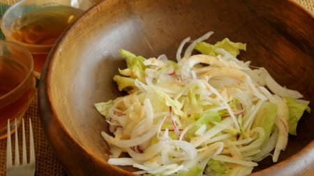 Onion mixed salad with fresh onions" by Famima, 30.8 kcal, 6.05 g carbohydrate, gentle sweetness of purple onions and just a hint of spiciness!