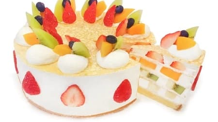Cafe COMSA "Fruit Mille Crepe" - The 3rd of every month is Mille Crepe Day! Decorated with strawberries, mangoes, kiwis, and other colorful fruits.