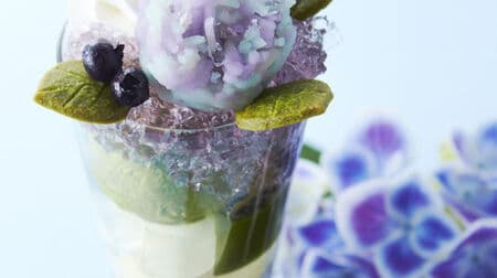 Hydrangea Parfait" from Kyuemon Itoh, Kyoto, from each Kyuemon Itoh teahouse, topped with hydrangea-colored crushed jelly, leaf-shaped green tea cookies, blueberries, etc.