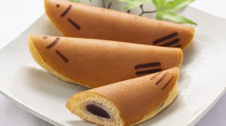 Kameya Mannendo "Wakaayu" - a sweet red bean paste made from Hokkaido azuki beans, wrapped in a soft and chewy gyuhi and rolled up in a moist skin!